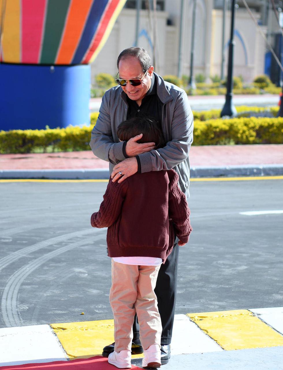 الرئيس السيسي يشارك أبناء الشهداء احتفال عيد الفطر وتوزيع الألعاب على الأطفال (صور)