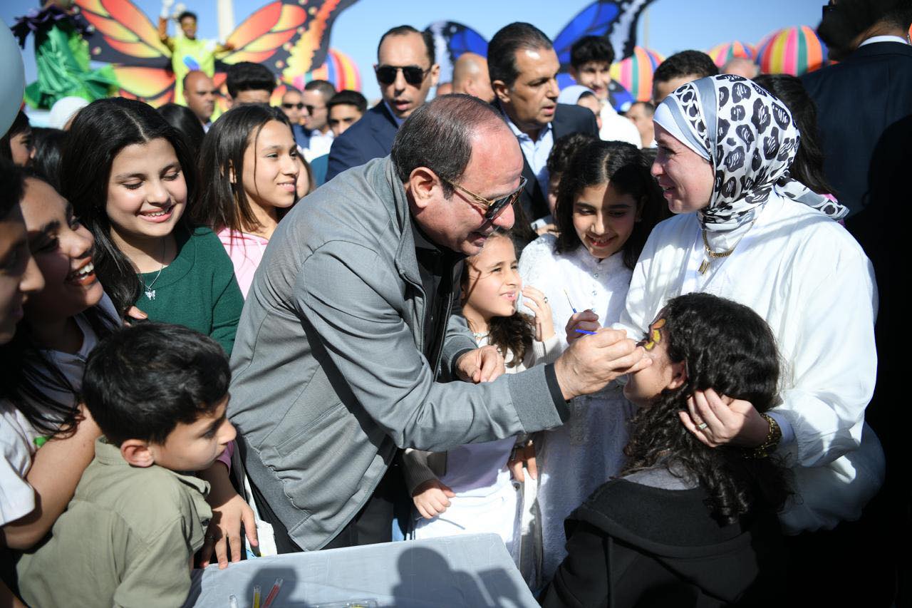 الرئيس السيسي يشارك أبناء الشهداء احتفال عيد الفطر وتوزيع الألعاب على الأطفال (صور)