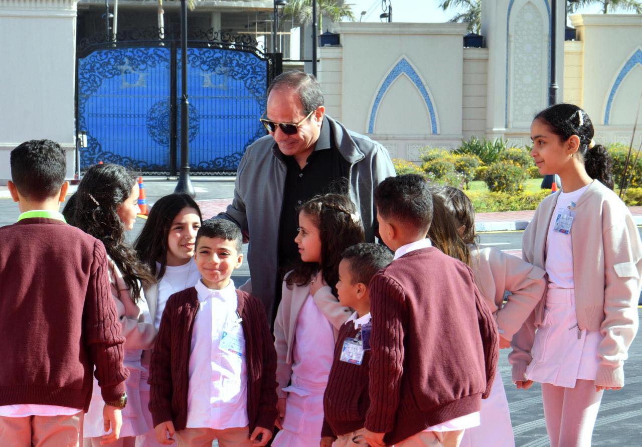 الرئيس السيسي يشارك أبناء الشهداء احتفال عيد الفطر وتوزيع الألعاب على الأطفال (صور)