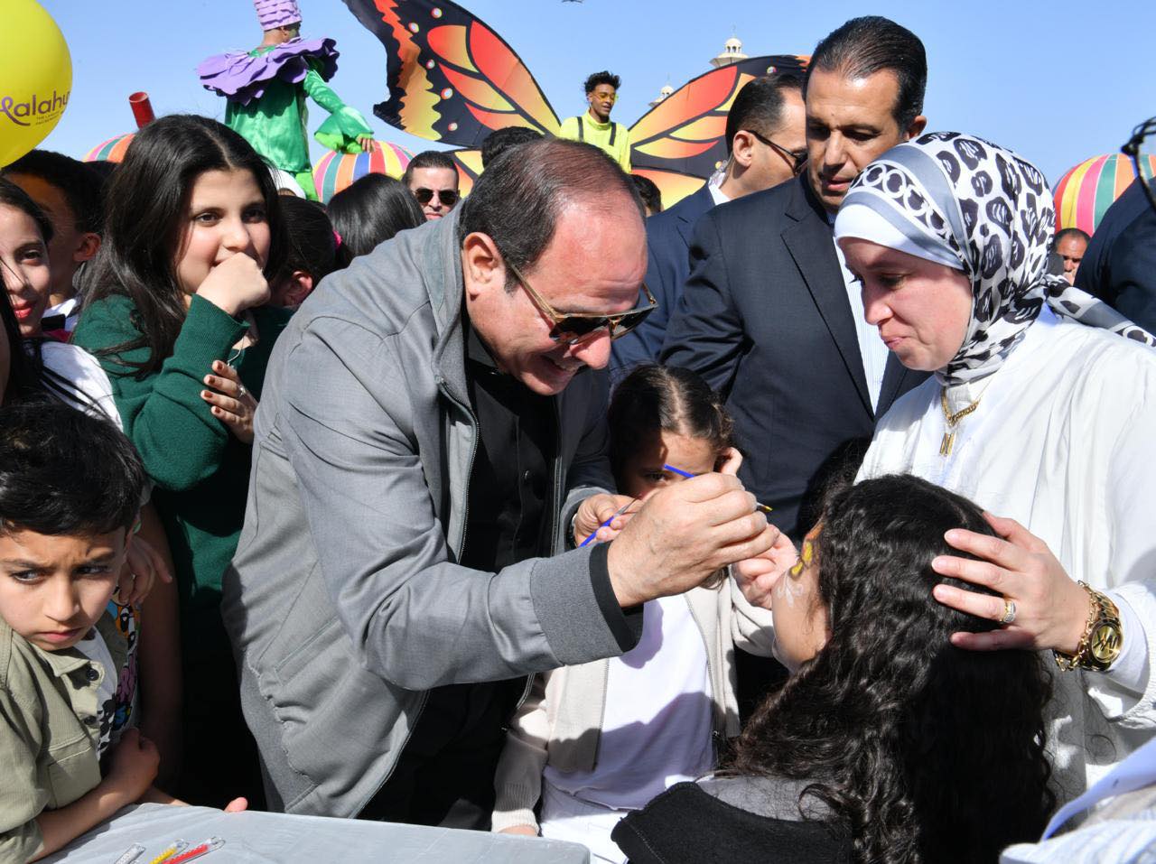 الرئيس السيسي يشارك أبناء الشهداء احتفال عيد الفطر وتوزيع الألعاب على الأطفال (صور)