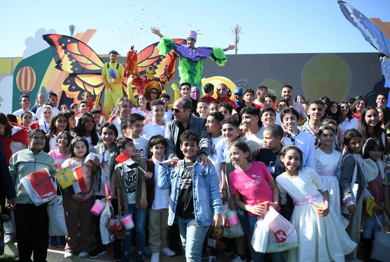 الرئيس السيسي يشارك أبناء الشهداء احتفال عيد الفطر وتوزيع الألعاب على الأطفال (صور)