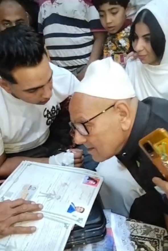 عامل سرك طنطا يعقد قرانه على خطيبته بعد تعافيه من هجوم النمر