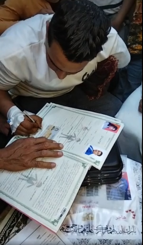 عامل سرك طنطا يعقد قرانه على خطيبته بعد تعافيه من هجوم النمر