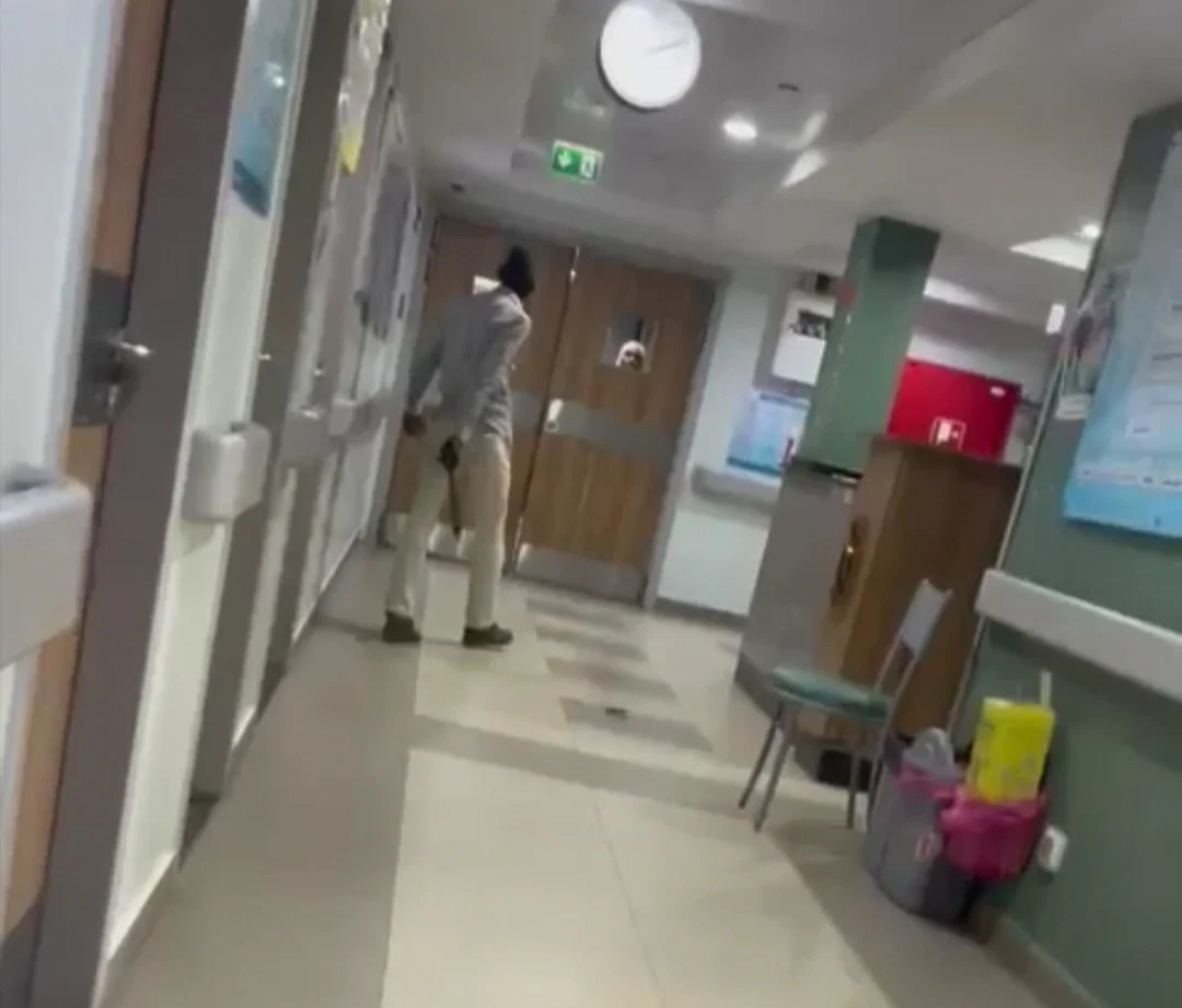 فيديو اقتحام مستشفى حميات أسوان بسلاح أبيض يثير الجدل.. التفاصيل الكاملة