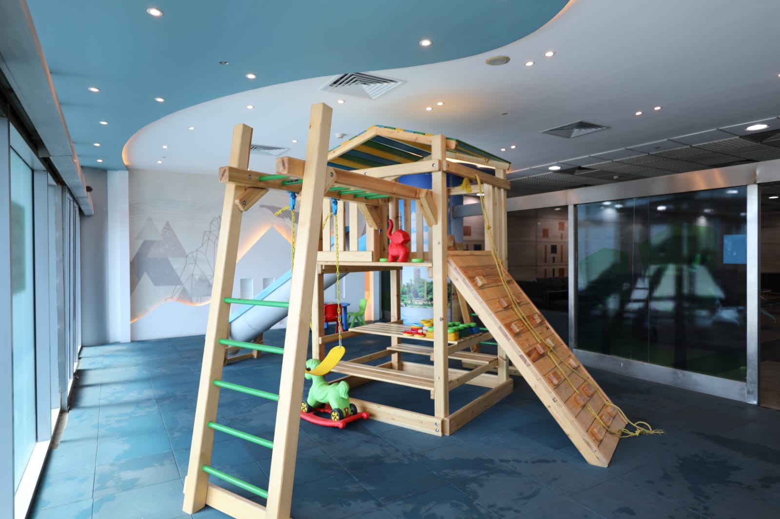 مطار القاهرة يخصص غرف مجهزة بالكامل للأمهات والأطفال