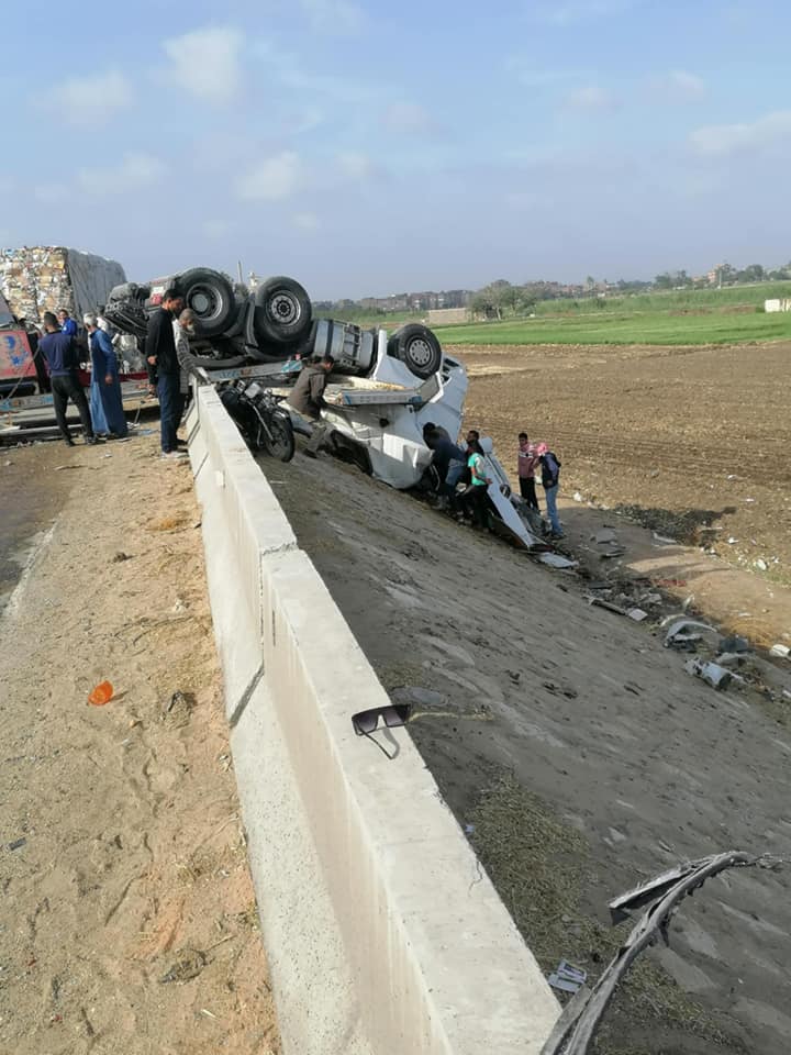 وفاة سائق وإصابة 3 في حادث تصادم على الطريق الإقليمي بالمنوفية (صور)