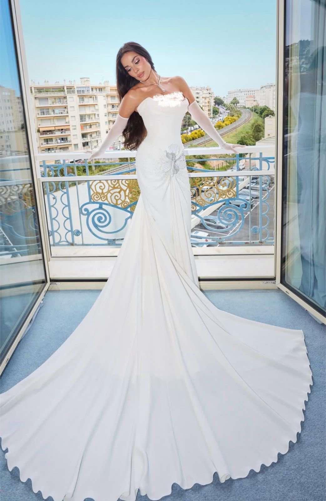 أطلت كالعروس بالأبيض.. نادين نسيب نجيم تخطف الأنظار في مهرجان كان 2025