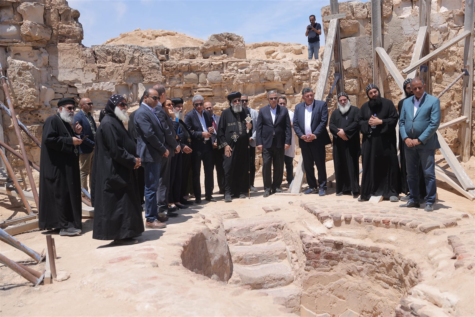 وزير السياحة والبابا يتفقدان دير مارمينا العجيبي ببرج العرب