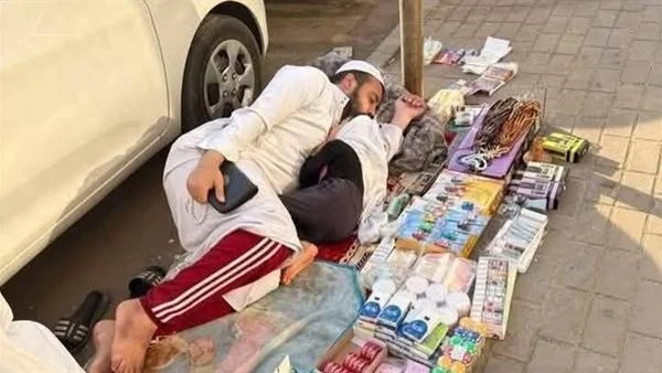 بائع متجول يحتضن طفلته في شارع عباس العقاد