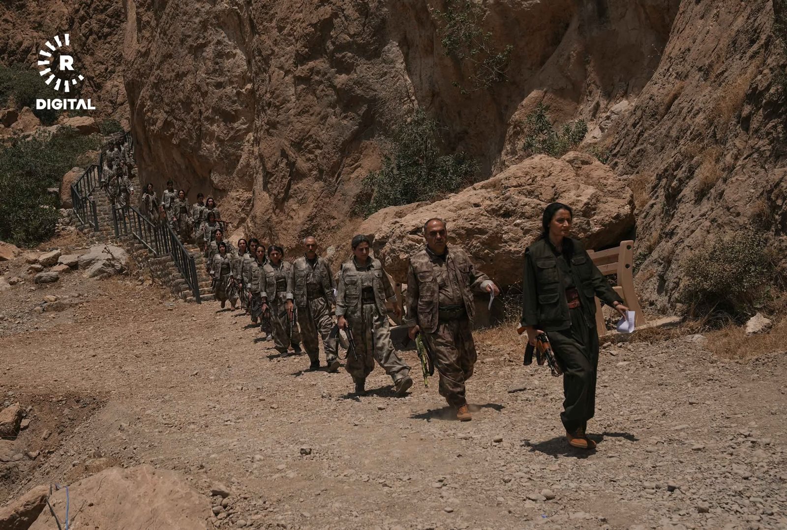 بعد 40 سنة من الصراع.. مقاتلو العمال الكردستاني يحرقون أسلحتهم (صور)