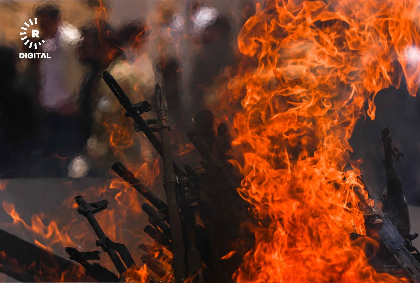 بعد 40 سنة من الصراع.. مقاتلو العمال الكردستاني يحرقون أسلحتهم (صور)