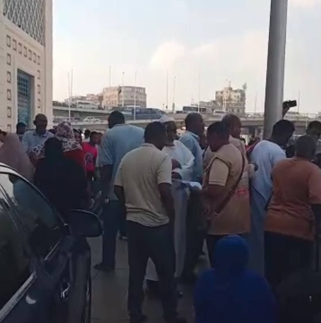 عاجل بالصور والفيديو.. بدء توافد السودانيين إلى محطة قطار رمسيس للمغادرة إلى بلادهم