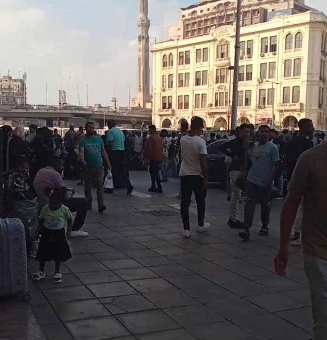 عاجل بالصور والفيديو.. بدء توافد السودانيين إلى محطة قطار رمسيس للمغادرة إلى بلادهم