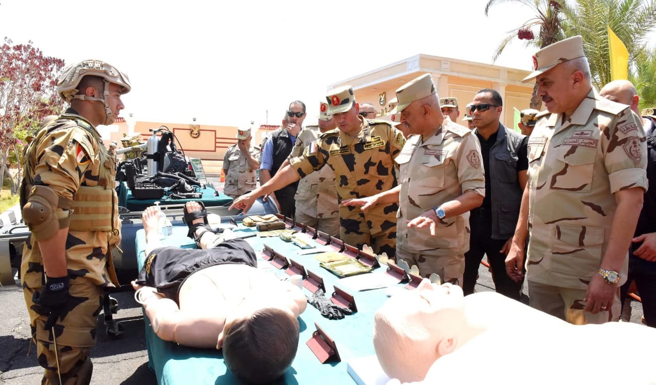 وزير الدفاع يلتقي بعدد من مقاتلي القوات الخاصة من المظلات والصاعقة