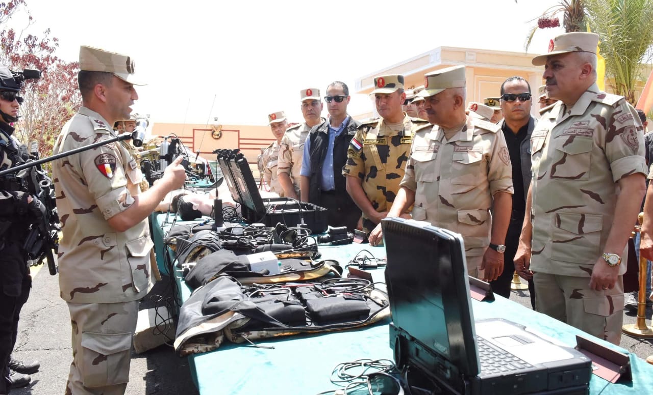 وزير الدفاع يلتقي بعدد من مقاتلي القوات الخاصة من المظلات والصاعقة