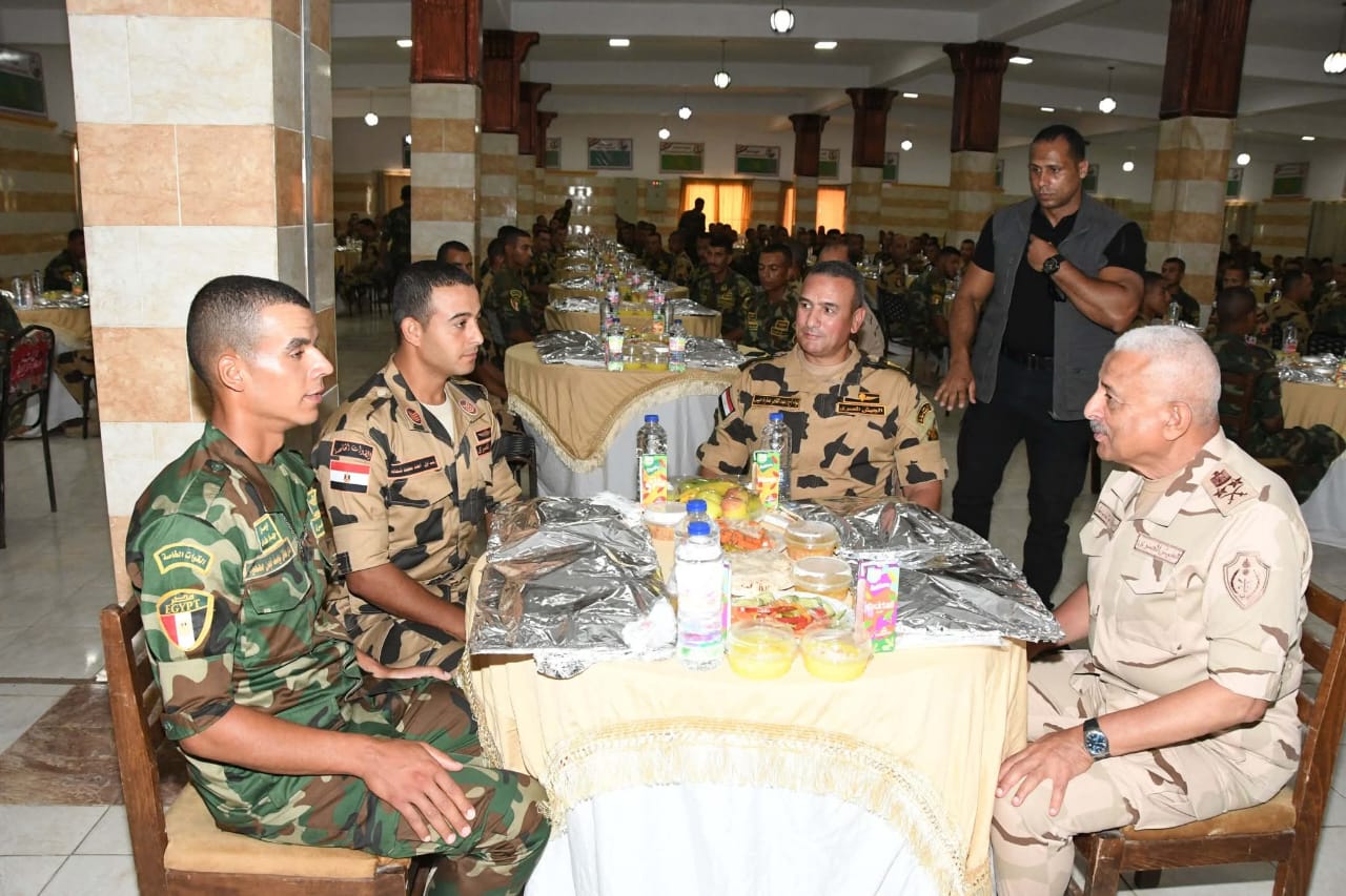 وزير الدفاع يلتقي بعدد من مقاتلي القوات الخاصة من المظلات والصاعقة