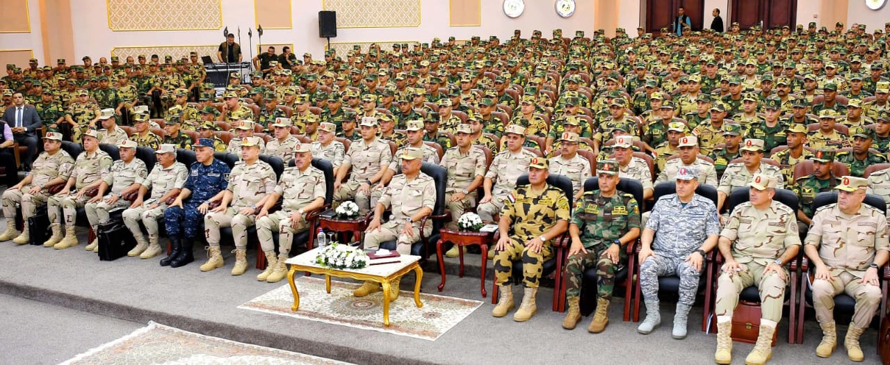 وزير الدفاع يلتقي بعدد من مقاتلي القوات الخاصة من المظلات والصاعقة