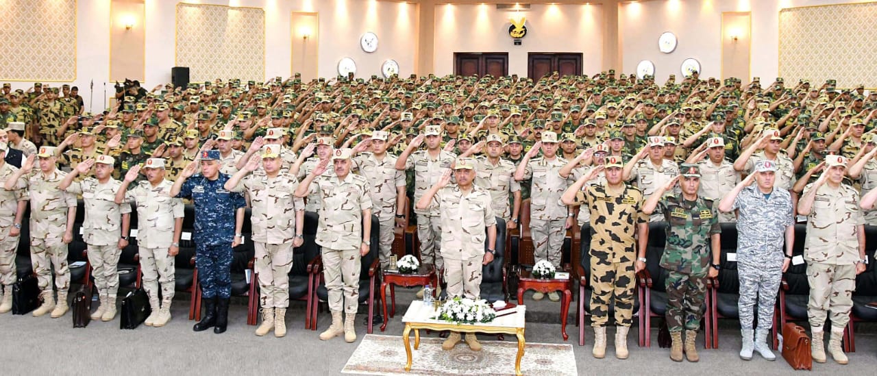 وزير الدفاع يلتقي بعدد من مقاتلي القوات الخاصة من المظلات والصاعقة