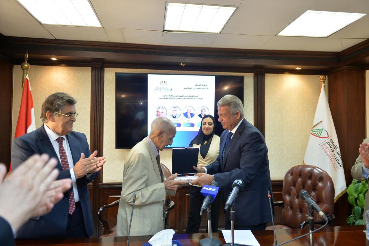 المهندس خالد عبدالعزيز يكرم رائد الإعلام العربي فهمي عمر