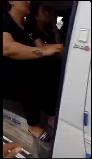 فيديو إيقاف سيارة ميكروباص بالقوة وإنزال سيدات