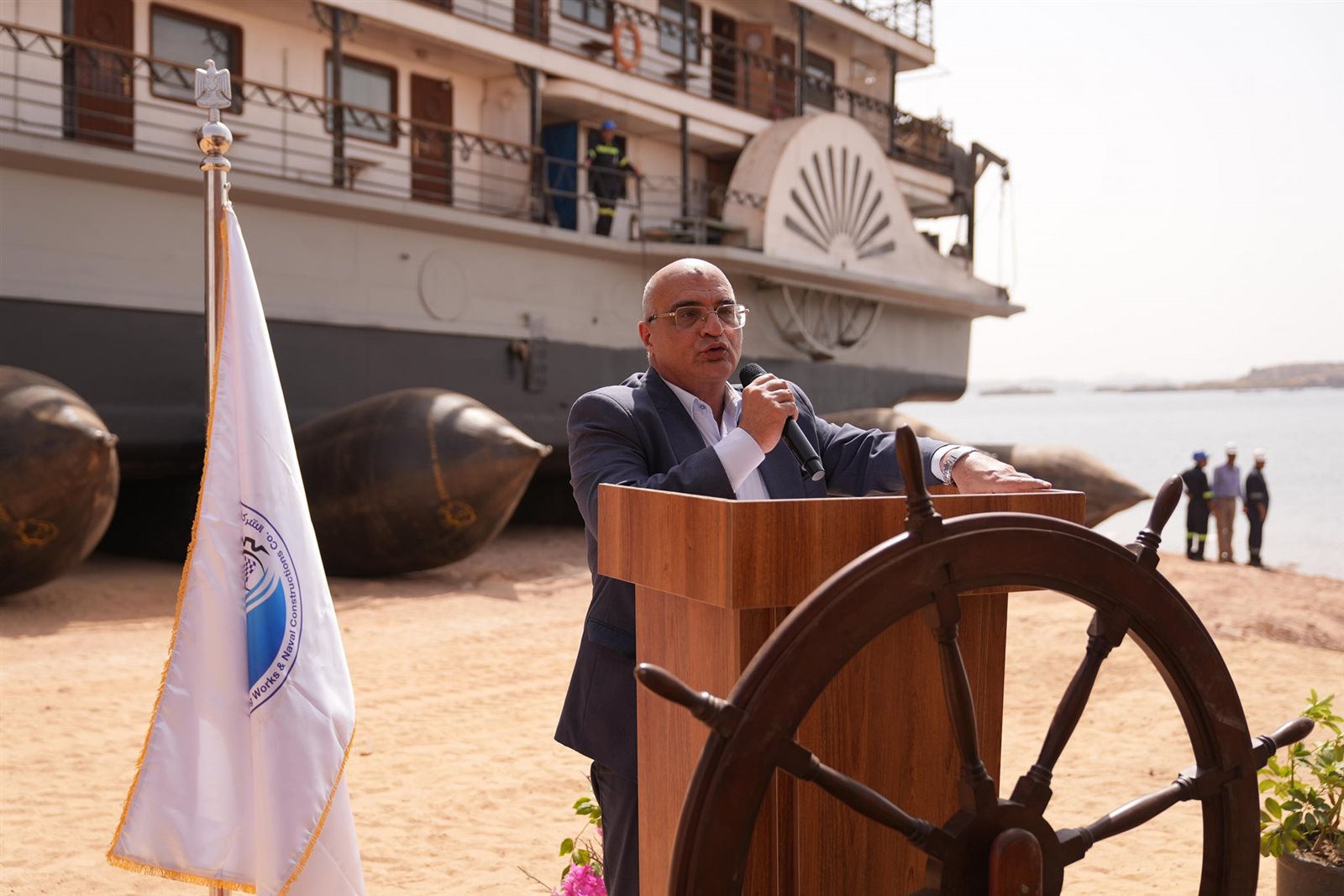 إنزال الفندق العائم أوجيني للمياه خلف السد العالي في أسوان (صور)