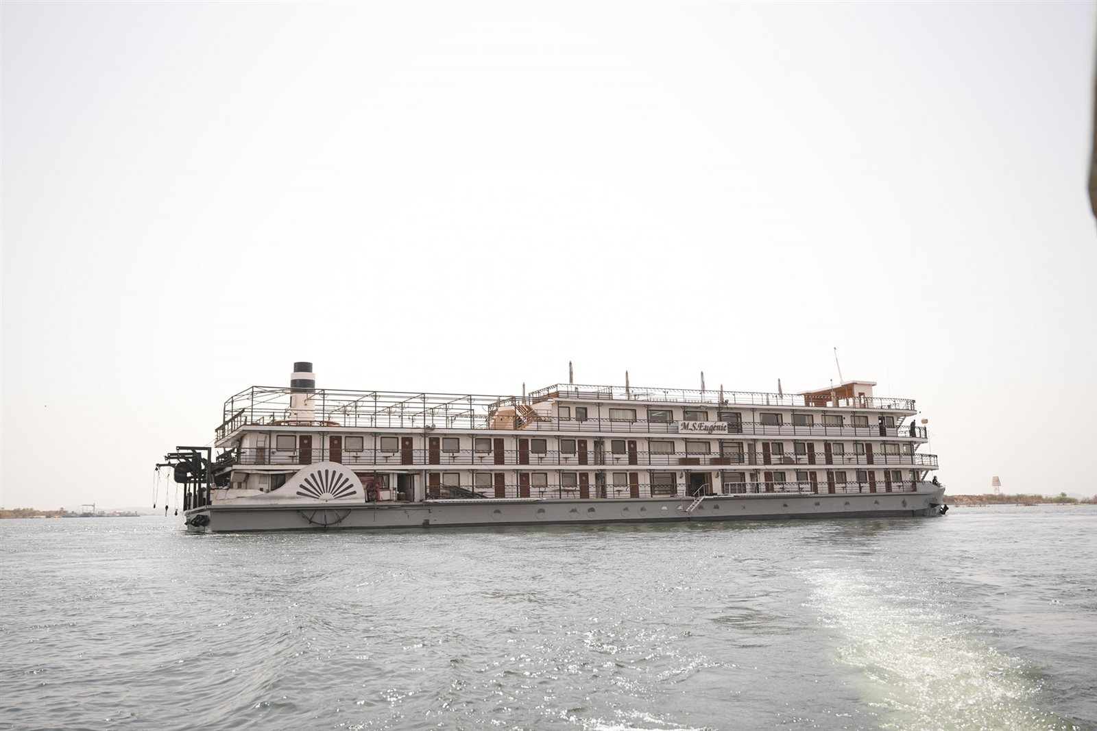 إنزال الفندق العائم أوجيني للمياه خلف السد العالي في أسوان (صور)