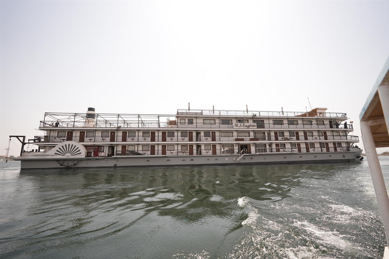 إنزال الفندق العائم أوجيني للمياه خلف السد العالي في أسوان (صور)