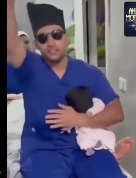 فيديو رقصة طبيب مع مولود في غرفة العمليات