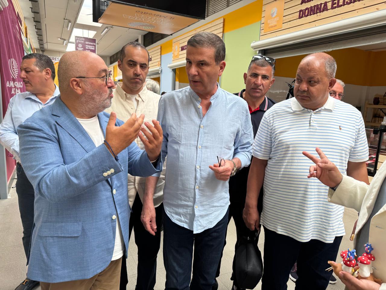 وزيرا الزراعة والشؤون النيابية يتفقدان تجربة السوق التعاوني في باري بإيطاليا