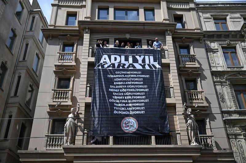 المعارضة في تركيا تدعو إلى مظاهرات بعد أن أغلقت الشرطة مكتبها في إسطنبول