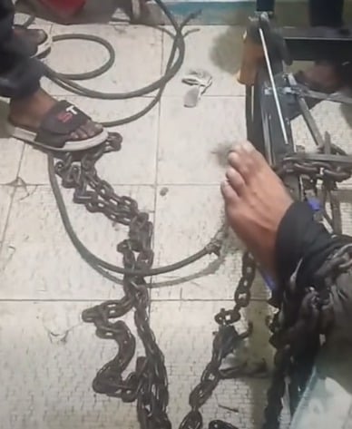 فيديو تقييد أب لابنه بسلسلة حديدية لعلاج الإدمان.. ما القصة؟