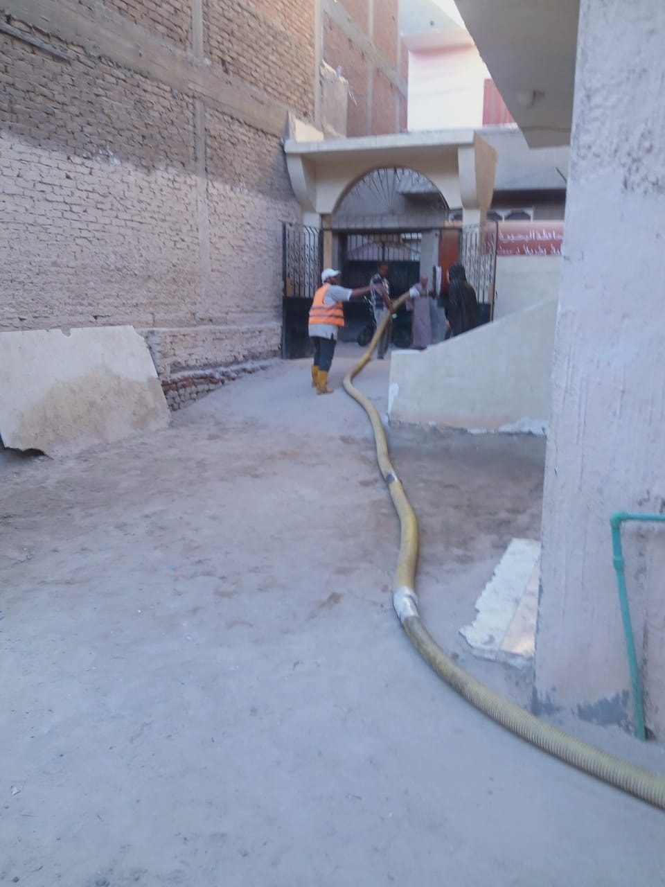 مياه الصرف الصحي تغرق منازل وشوارع دست الأشراف في البحيرة