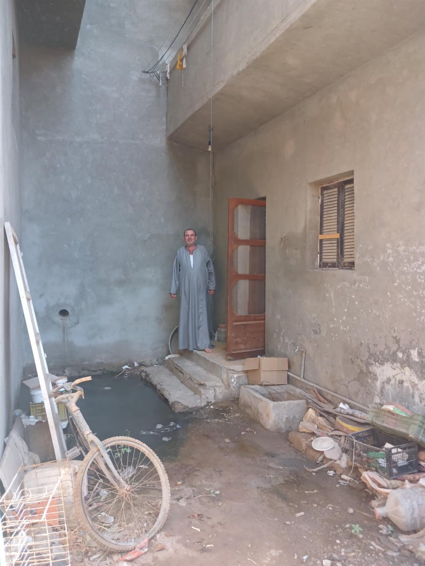 مياه الصرف الصحي تغرق منازل وشوارع دست الأشراف في البحيرة