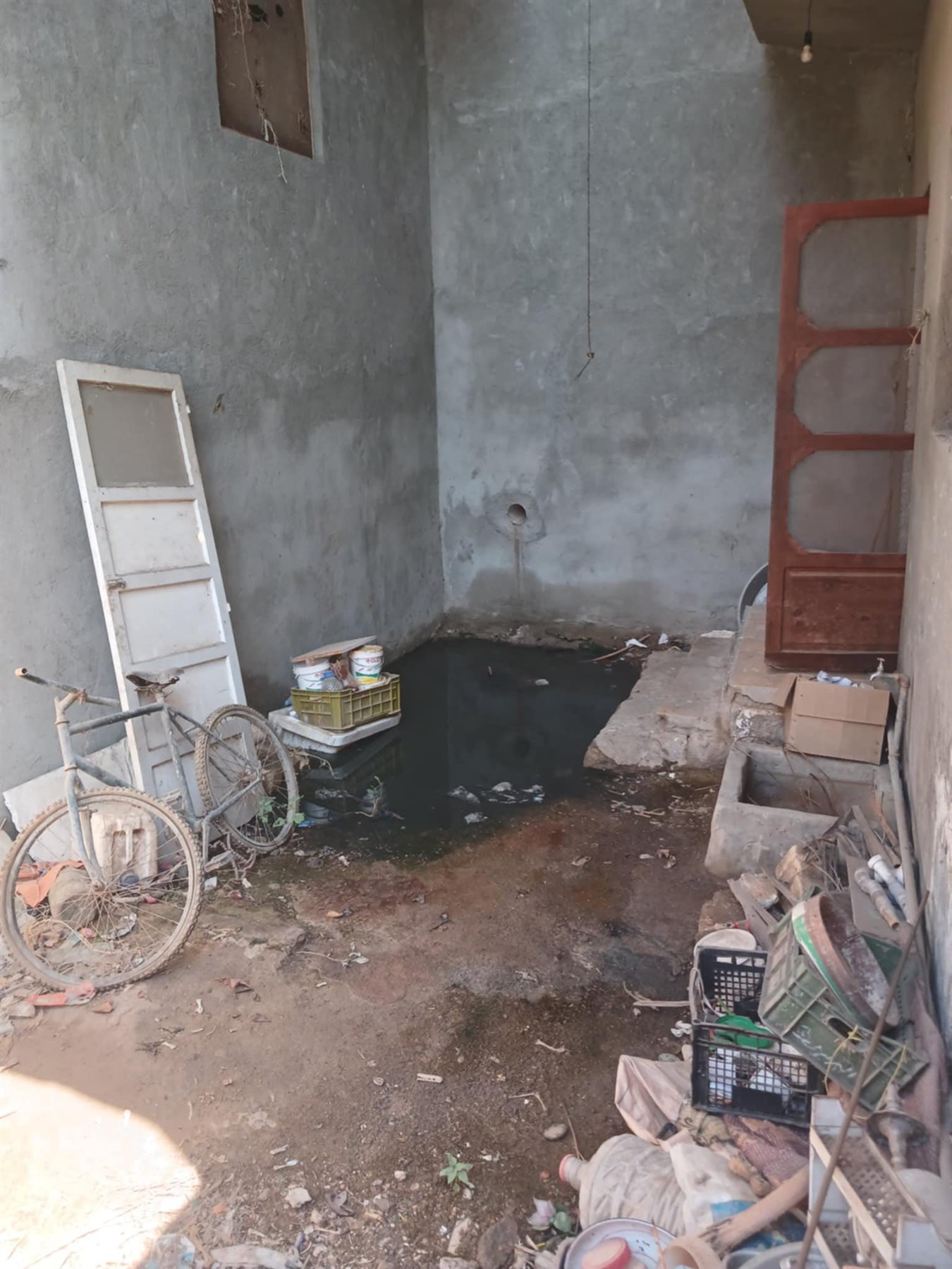 مياه الصرف الصحي تغرق منازل وشوارع دست الأشراف في البحيرة