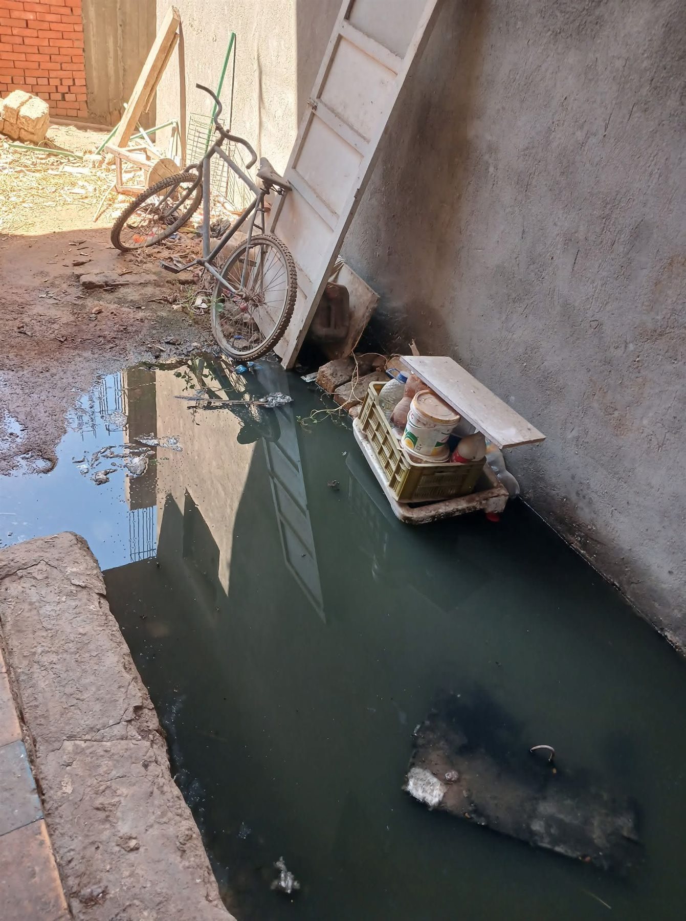 مياه الصرف الصحي تغرق منازل وشوارع دست الأشراف في البحيرة