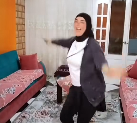 حقيقة فيديو أم تستغيث بوزير التعليم.. من هي البلوجر جميلة؟