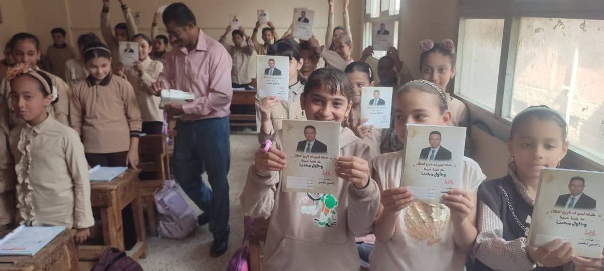 مرشح محتمل لانتخابات النواب يستغل طلاب مدرسة في الدعاية.. والتعليم ترد