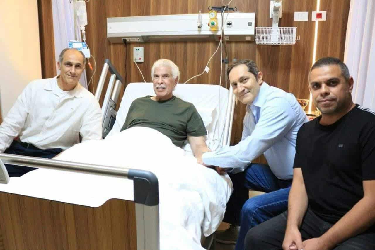 صور تفاصيل زيارة علاء وجمال مبارك لـ حسن شحاتة في المستشفى