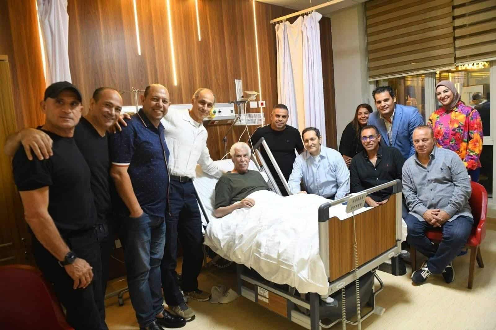 صور تفاصيل زيارة علاء وجمال مبارك لـ حسن شحاتة في المستشفى