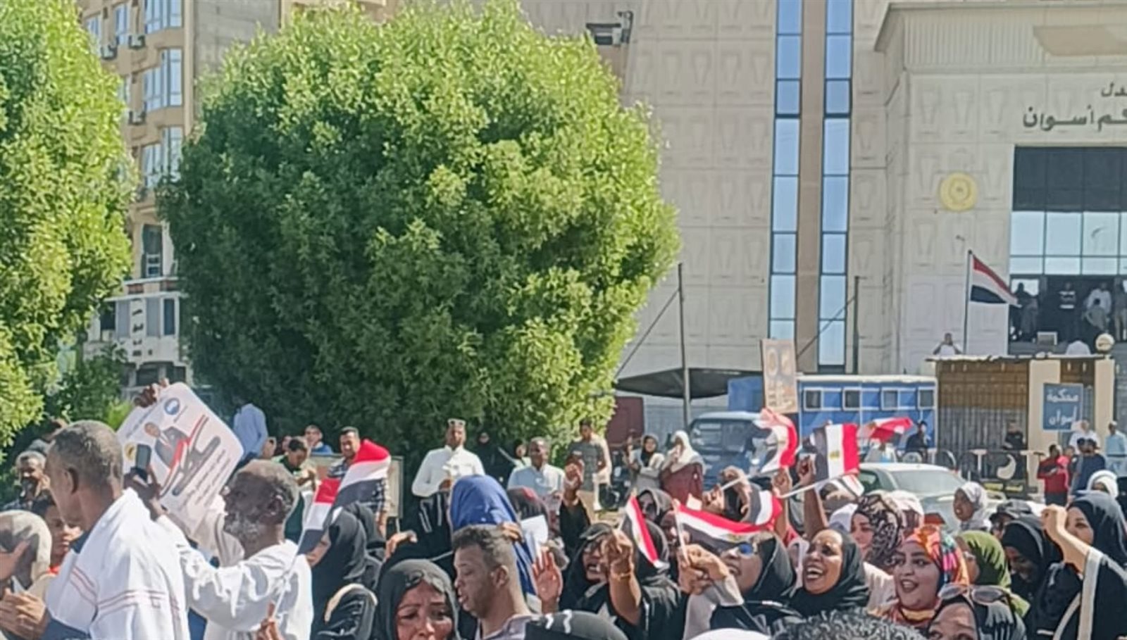 احتشاد راغبي الترشح في انتخابات مجلس النواب 2025 أمام المحاكم (صور)