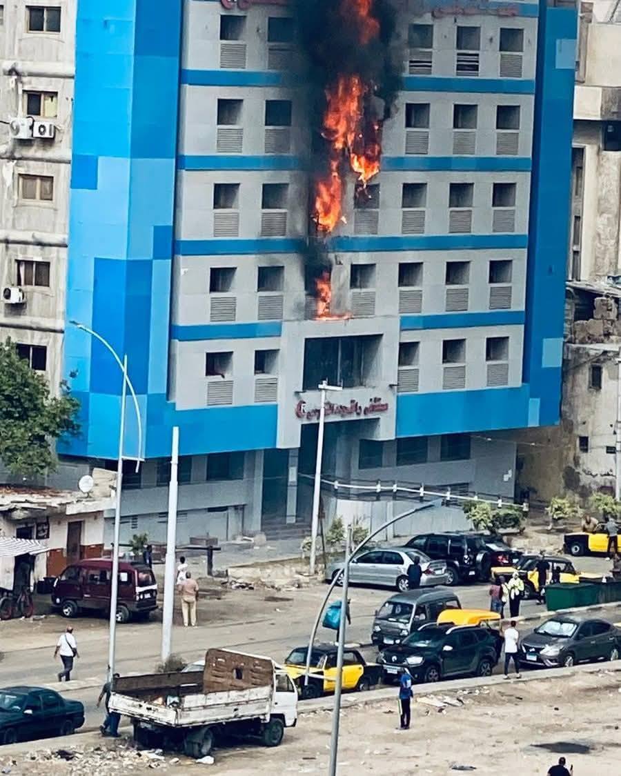 إخلاء المرضى واحتراق 3 سيارات.. تفاصيل اندلاع حريق هائل بمستشفى راقودة بالإسكندرية (صور)