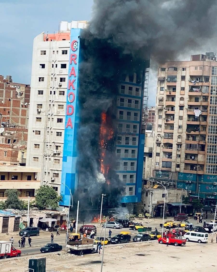 إخلاء المرضى واحتراق 3 سيارات.. تفاصيل اندلاع حريق هائل بمستشفى راقودة بالإسكندرية (صور)