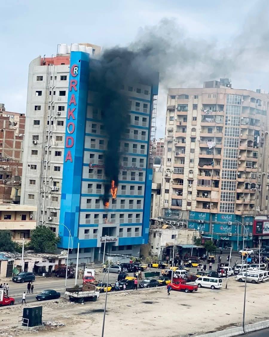 إخلاء المرضى واحتراق 3 سيارات.. تفاصيل اندلاع حريق هائل بمستشفى راقودة بالإسكندرية (صور)