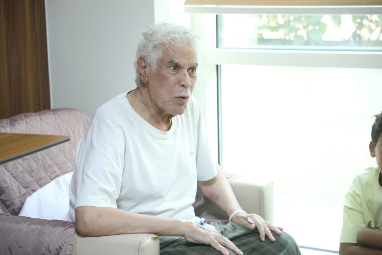 بتكليف من الرئيس.. وزير الصحة يزور الكابتن حسن شحاتة للاطمئنان عليه