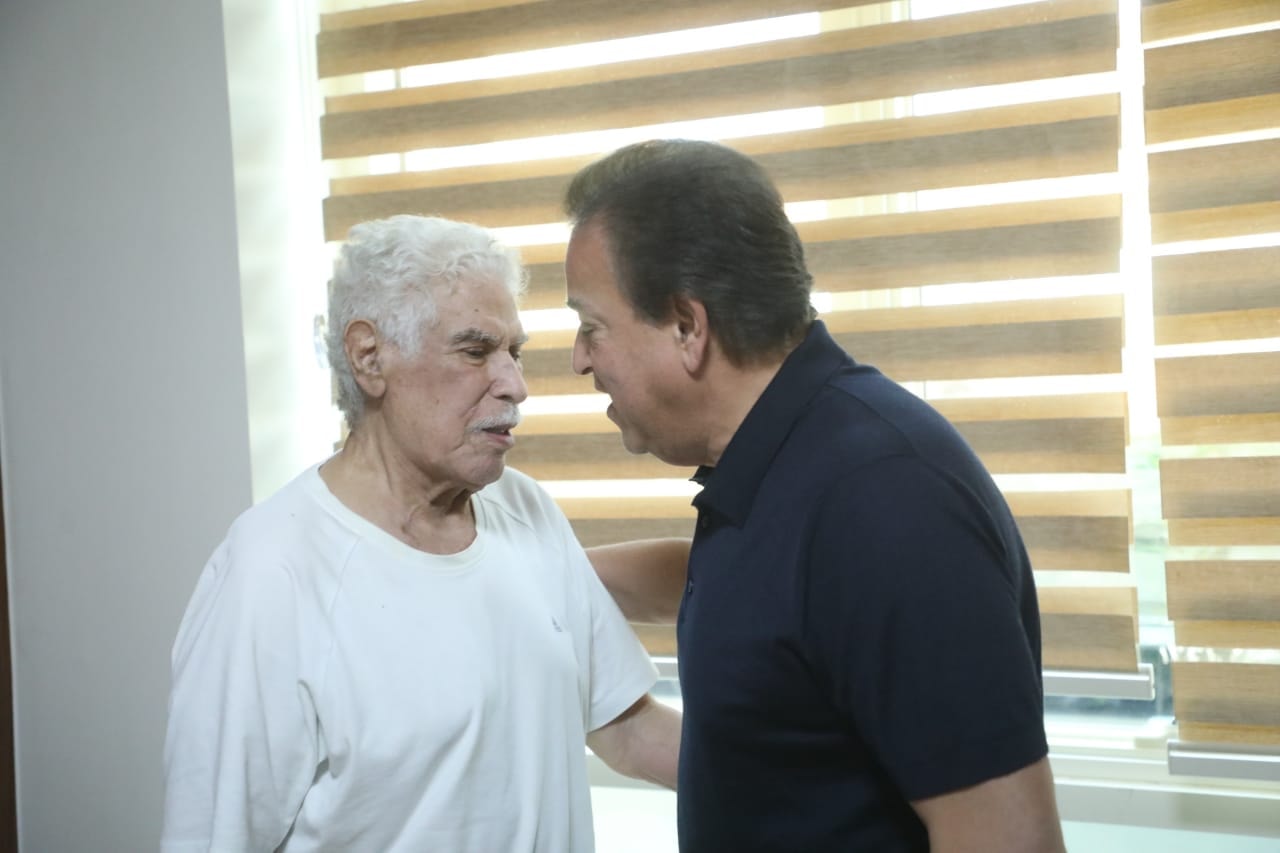 بتكليف من الرئيس.. وزير الصحة يزور الكابتن حسن شحاتة للاطمئنان عليه