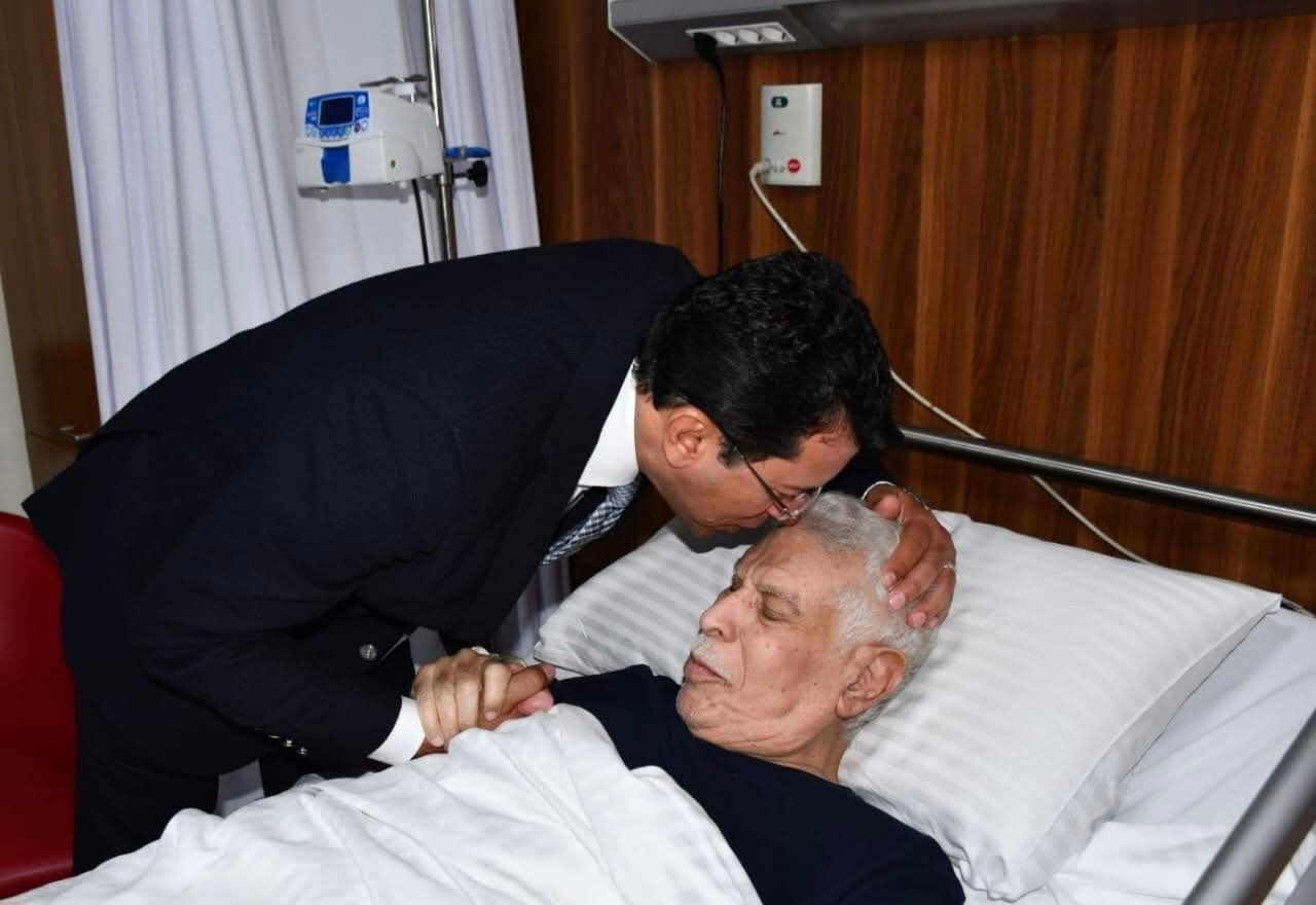 وزير الرياضة يطمئن على الحالة الصحية للكابتن حسن شحاته (صور)