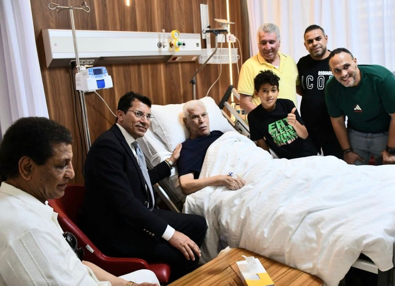 وزير الرياضة يطمئن على الحالة الصحية للكابتن حسن شحاته (صور)