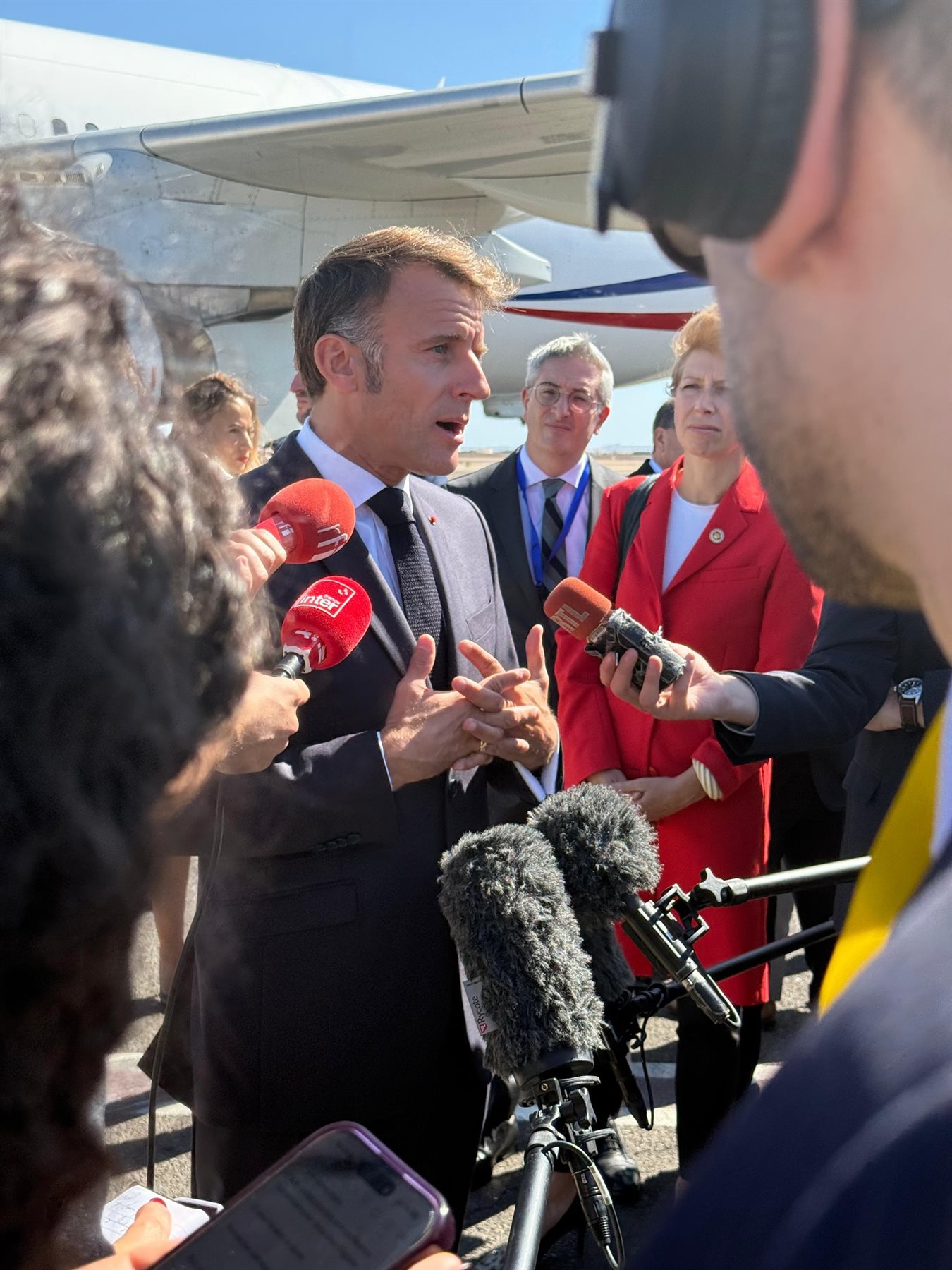 ماكرون يصل شرم الشيخ للمشاركة في قمة السلام (صور وفيديو)