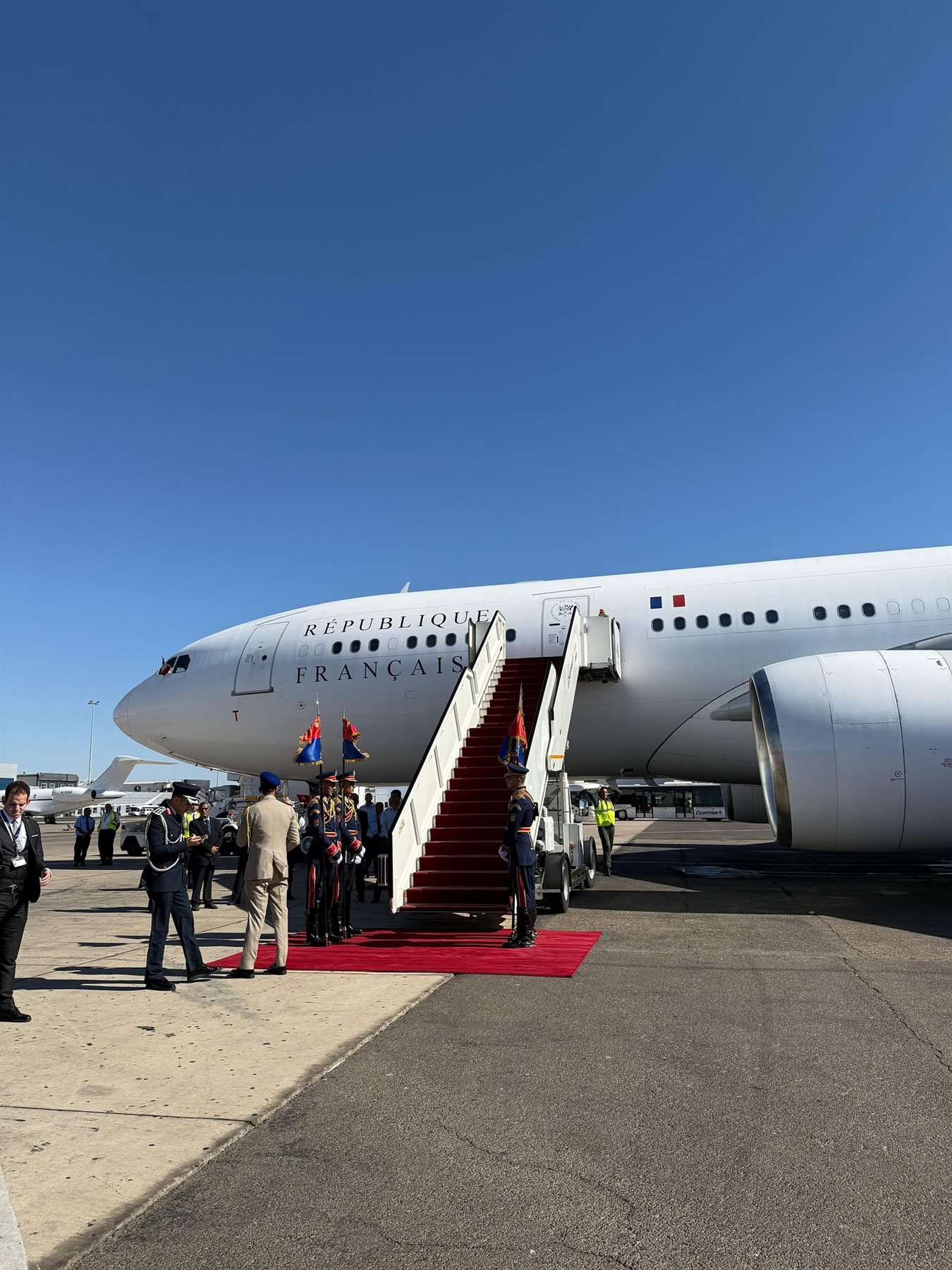 ماكرون يصل شرم الشيخ للمشاركة في قمة السلام (صور وفيديو)