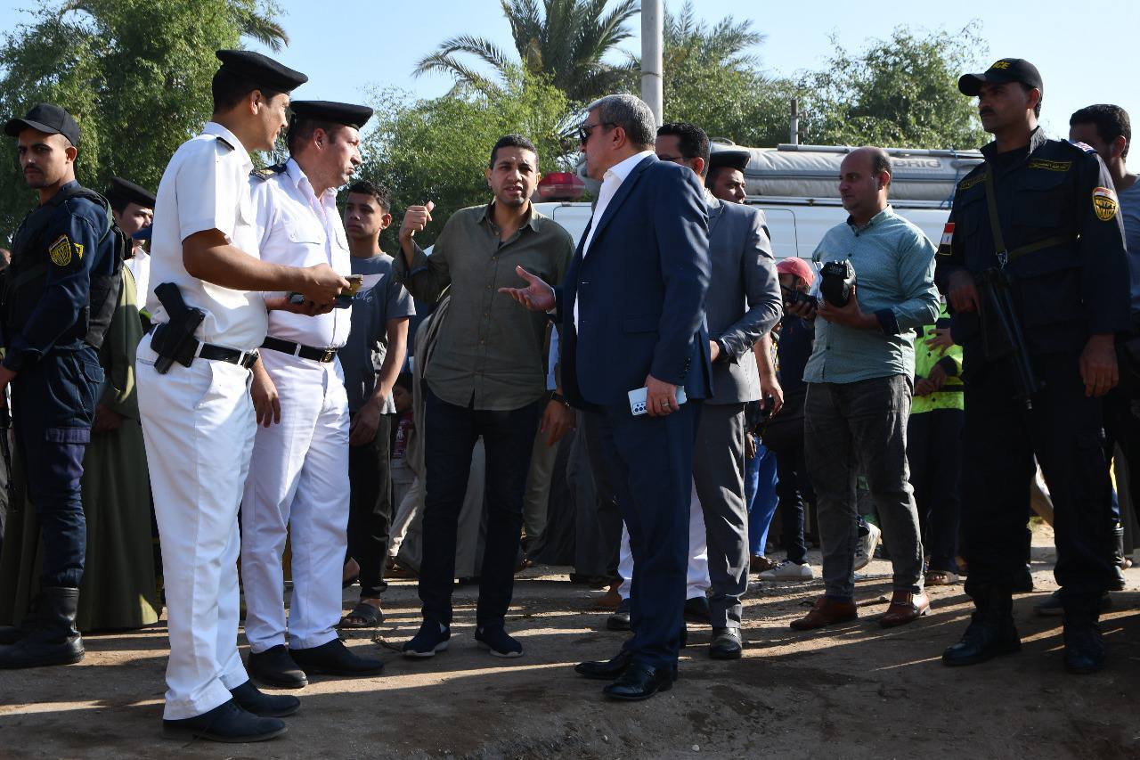 سقوط تروسيكل محمل بتلاميذ في الترعة.. مدير أمن أسيوط يتفقد موقع الحادث (صور)